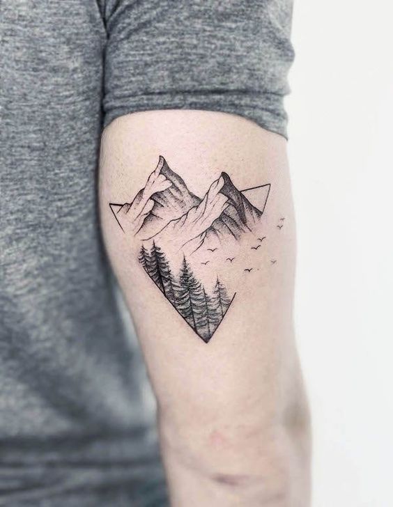 Hình xăm phong cảnh núi rừng trên tay, phong cách blackwork, chi tiết tinh tế, độ phân giải HD.