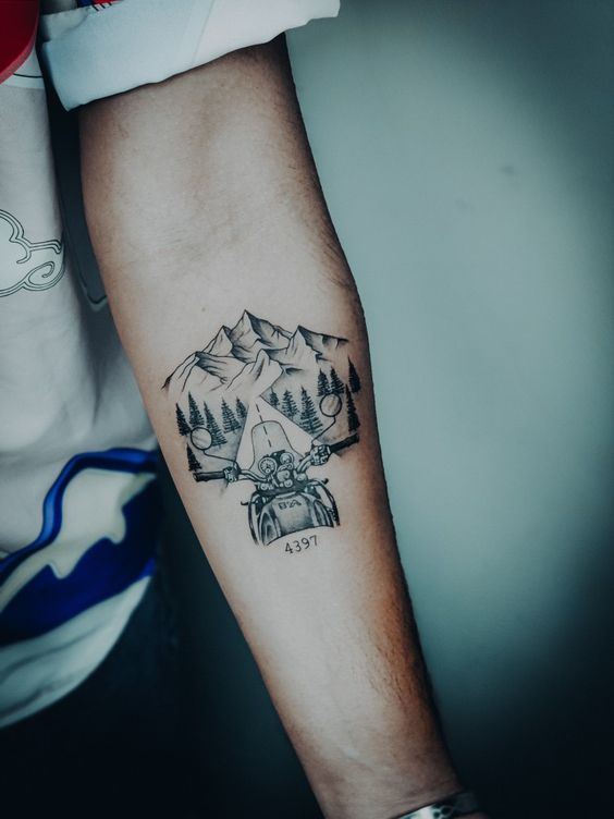 Hình xăm xe máy và núi trên tay, phong cách blackwork tinh xảo, ảnh HD.