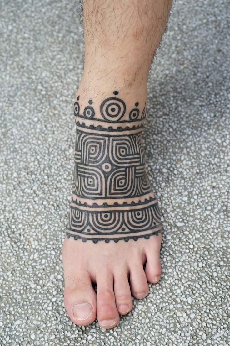 Hình xăm họa tiết hình học trên chân, phong cách blackwork, độ chi tiết cao, ảnh HD.