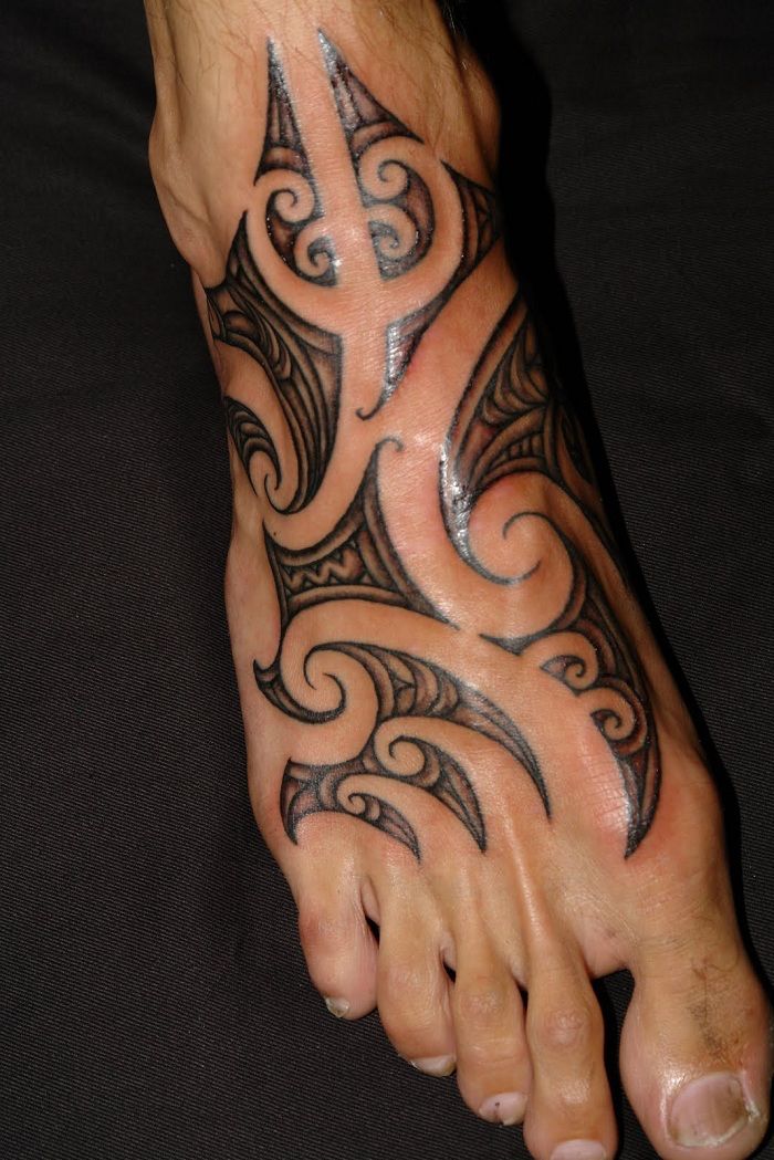 Hình xăm bộ lạc trên mu bàn chân, phong cách blackwork chi tiết, ảnh độ phân giải cao.