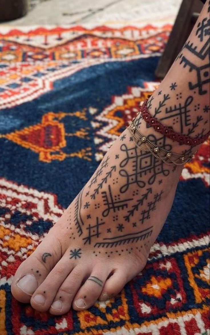 Hình xăm họa tiết hình học trên chân, phong cách blackwork, chi tiết sắc nét, ảnh HD.