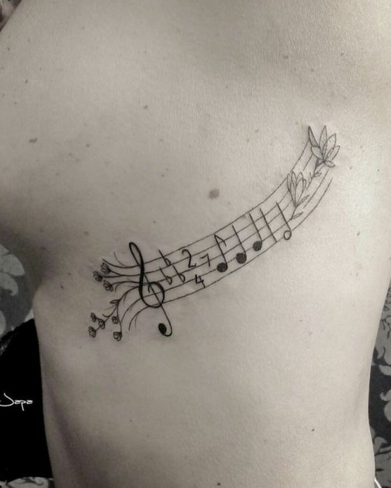 Hình xăm nốt nhạc ở sườn, phong cách blackwork, chi tiết, độ phân giải HD.
