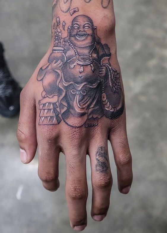 xăm ông thần tài đơn giản ở bàn tay Hình xăm Phật cười trên tay, phong cách blackwork, chi tiết rõ nét, ảnh HD.