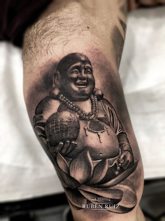 Tattoo ông thần tài đơn sắc trên bắp tay Hình xăm Phật cười trên bắp tay, phong cách blackwork, chi tiết cao, độ phân giải HD.