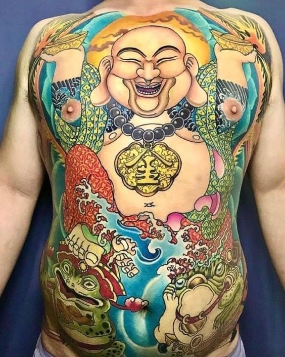 Hình xăm ông thần tài kín bụng Hình xăm Phật Di Lặc lớn, phong cách màu sắc, trên ngực, chi tiết rõ nét, độ phân giải HD.