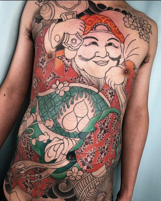 Xăm ông thần tài kín bụng ấn tượng Hình xăm truyền thống Nhật Bản trên ngực, phong cách cổ điển, chi tiết, màu sắc rực rỡ, chất lượng ảnh HD.