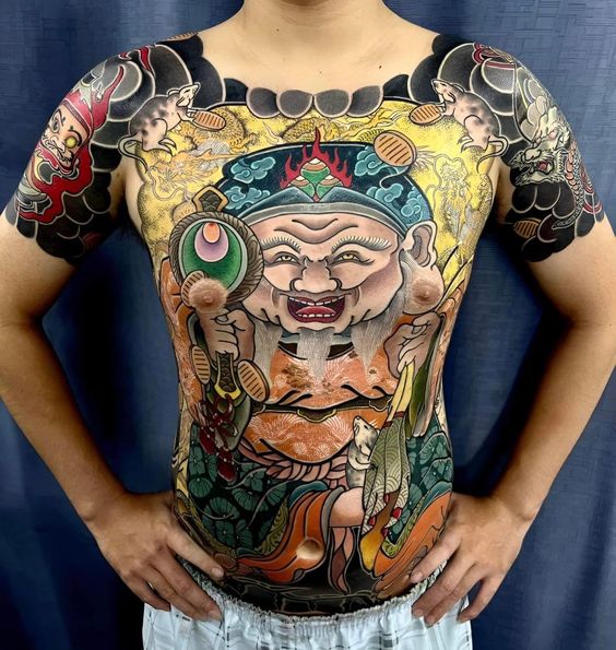 Tattoo ông thần tài kín bụng độc đáo Hình xăm thần tài màu sắc trên ngực, phong cách truyền thống Nhật Bản, chi tiết cao, chất lượng HD.