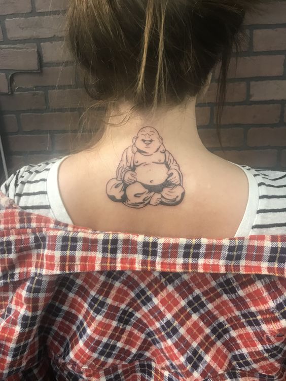 Xăm hình Ông Thần Tài nhỏ ở sau gáy Hình xăm Phật cười trên gáy, phong cách blackwork, chi tiết rõ nét, độ phân giải HD.