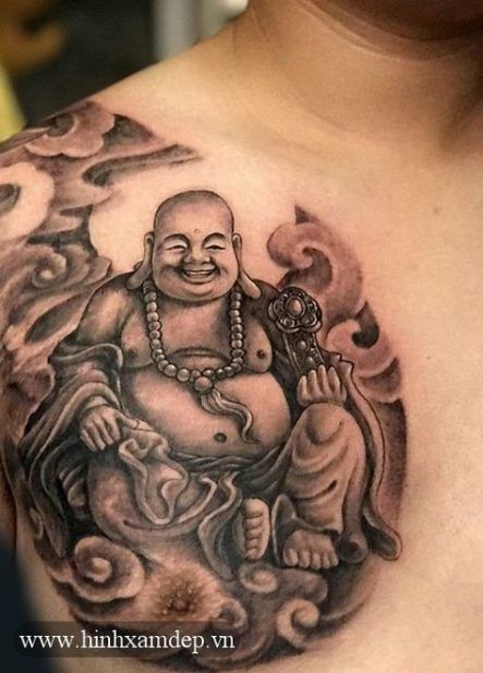 Xăm Ông Thần Tài và đám mây ở ngực Hình xăm Phật Di Lặc trên ngực, phong cách blackwork chi tiết, ảnh HD rõ nét.