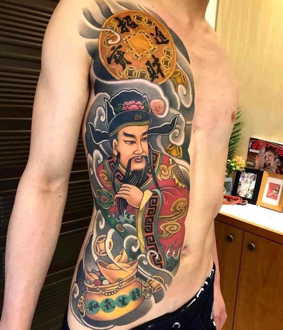 Xăm Ông Thần Tài và đồng tiền lớn trên nửa người Hình xăm cổ điển trên lưng và sườn, chủ đề chiến binh Trung Quốc, chi tiết, màu sắc sống động, độ phân giải cao.