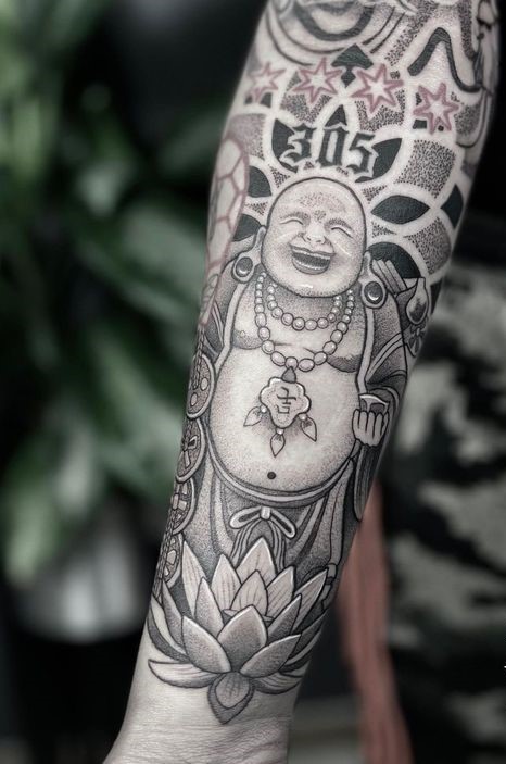 Xăm Ông Thần Tài và hoa sen kín tay Hình xăm Phật cười trên tay, phong cách blackwork, chi tiết, độ phân giải HD.