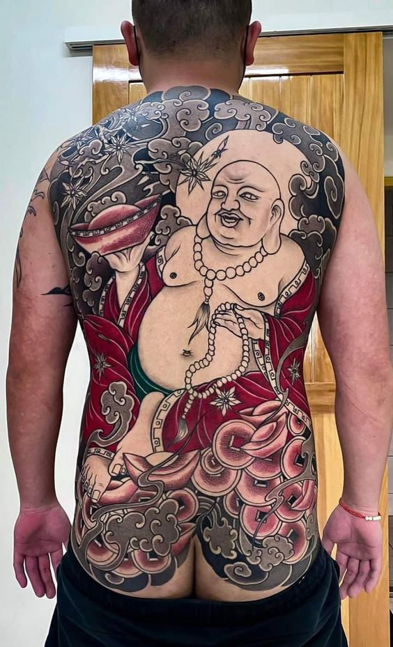 Hình xăm Ông Thần Tài và mây kín lưng Hình xăm Phật Di Lặc trên lưng phong cách cổ điển, chi tiết tinh xảo, độ phân giải HD.