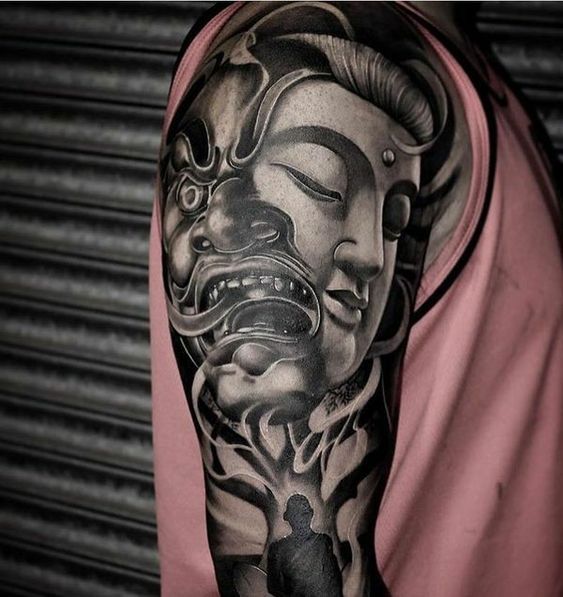 hình xăm phật quỷ trên bắp tay Hình xăm Phật và mặt nạ Oni trên cánh tay, phong cách blackwork chi tiết, độ phân giải HD.