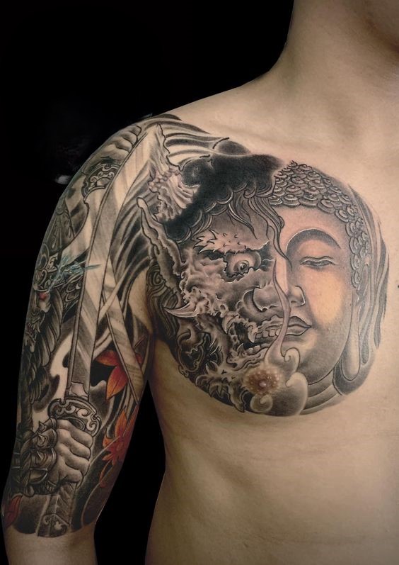 hình xăm phật quỷ đơn sắc trên vai Hình xăm Phật và quỷ trên vai, phong cách blackwork, chi tiết cao, độ phân giải HD.