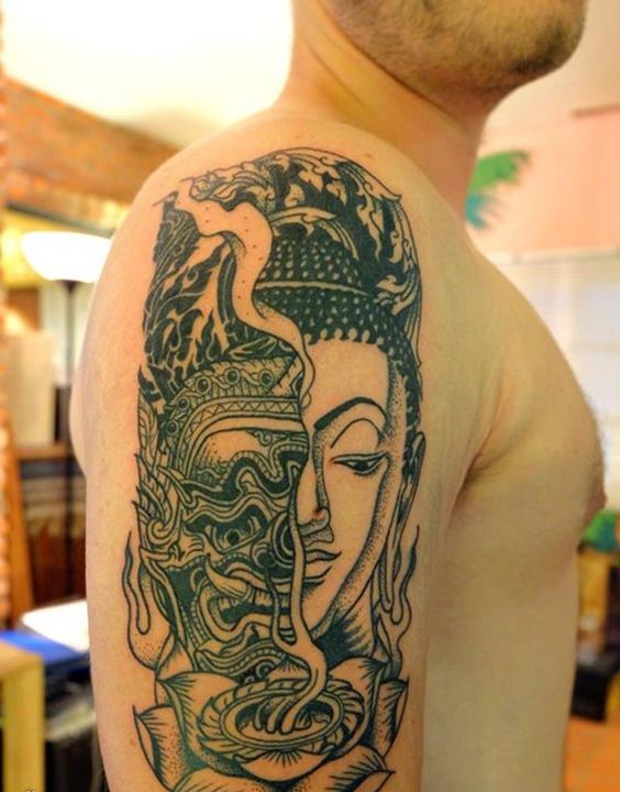 hình xăm phật quỷ mang phong cách châu Á Hình xăm Phật phong cách blackwork trên bắp tay, chi tiết cao, ảnh HD.