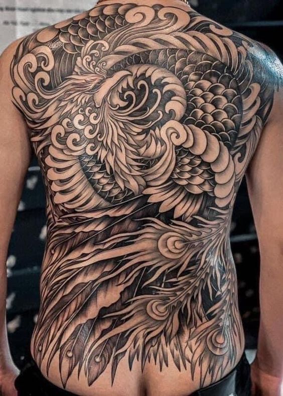 Hình xăm rồng blackwork chi tiết trên lưng, phong cách truyền thống, độ phân giải HD.