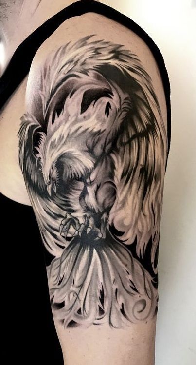 Hình xăm phượng hoàng đơn sắc ở bắp tay Hình xăm phượng hoàng trên vai phong cách blackwork chi tiết, độ phân giải HD.