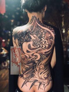 Hình xăm phượng hoàng trên lưng phong cách blackwork chi tiết, ảnh HD sắc nét.