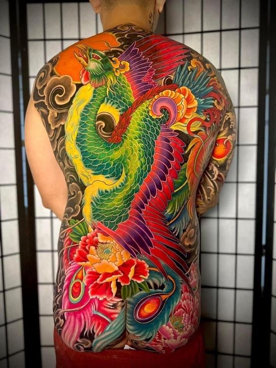 Hình xăm phượng hoàng màu sắc trên lưng, phong cách cổ điển chi tiết, độ phân giải HD.