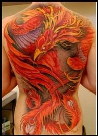 Hình xăm phượng hoàng màu sắc rực rỡ trên lưng, phong cách màu nước, chi tiết cao, ảnh HD.
