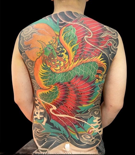 Hình xăm phượng hoàng full lưng, phong cách màu sắc rực rỡ, chi tiết tinh xảo, độ phân giải cao.