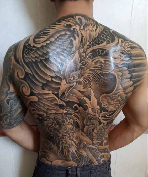Hình xăm phượng hoàng blackwork chi tiết trên lưng, phong cách cổ điển, ảnh HD.