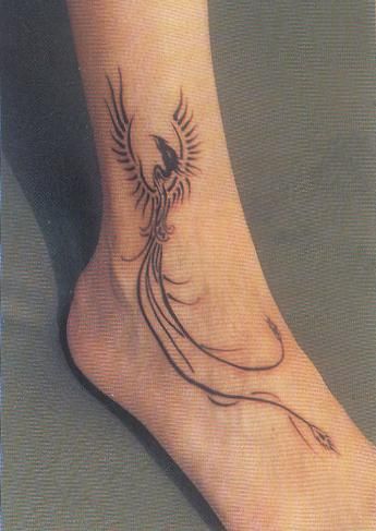 Hình xăm phượng hoàng trên mắt cá chân, phong cách blackwork, chi tiết sắc nét, độ phân giải HD.