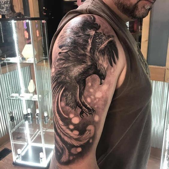 Hình xăm phượng hoàng 3D đơn sắc Hình xăm chim phượng trên cánh tay, phong cách blackwork, chi tiết tinh xảo, ảnh HD.