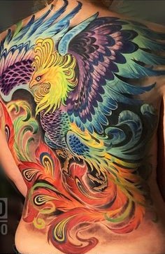 Hình xăm phượng hoàng màu sắc trên lưng phong cách màu nước, chi tiết cao, độ phân giải HD.