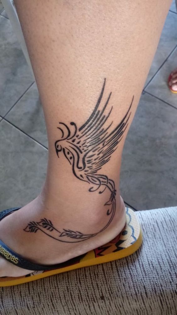 Hình xăm phượng hoàng phong cách blackwork trên chân, chi tiết rõ nét, độ phân giải HD.