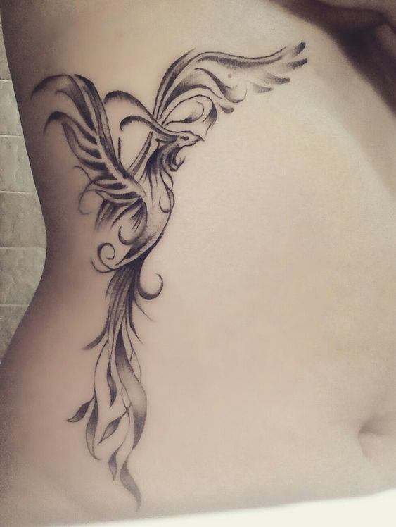 Hình xăm phượng hoàng trên sườn, phong cách blackwork, chi tiết tinh xảo, ảnh độ phân giải cao.