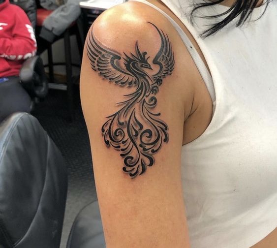 Hình xăm phượng hoàng đơn sắc cách điệu Hình xăm phượng hoàng blackwork ở vai, chi tiết cao, phong cách cổ điển, ảnh HD.