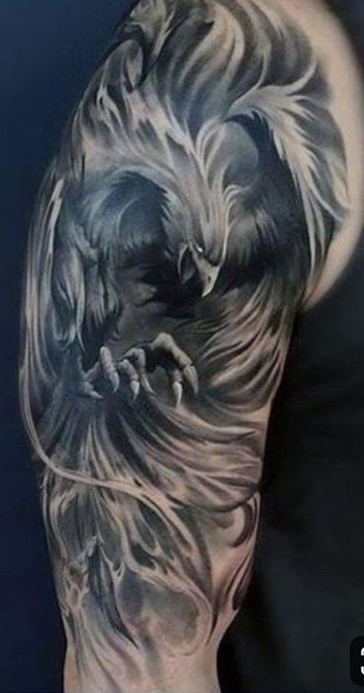 Hình xăm phượng hoàng đơn sắc cực chiến Hình xăm chim ưng trên cánh tay, phong cách blackwork chi tiết, độ phân giải HD.