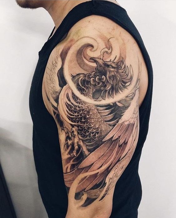 Hình xăm phượng hoàng đơn sắc kín bắp tay Hình xăm phượng hoàng trên bắp tay, phong cách blackwork, chi tiết, độ phân giải HD.