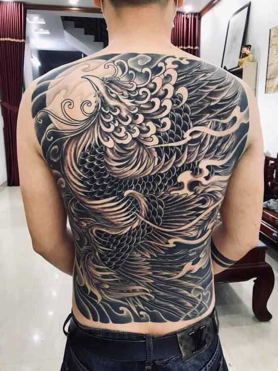 Hình xăm phượng hoàng trên lưng, phong cách blackwork chi tiết, ảnh HD, sắc nét.