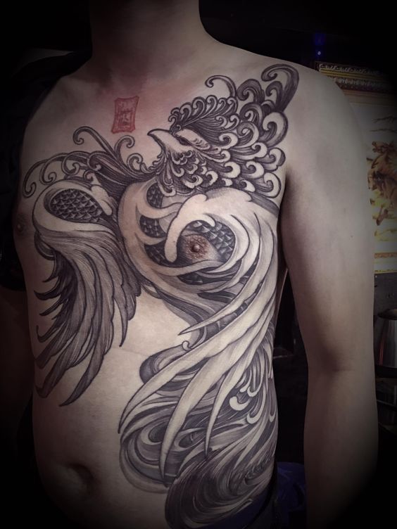 Phượng hoàng phủ kín ngực sườn Hình xăm phượng hoàng phong cách blackwork trên ngực, chi tiết tỉ mỉ, độ phân giải HD.