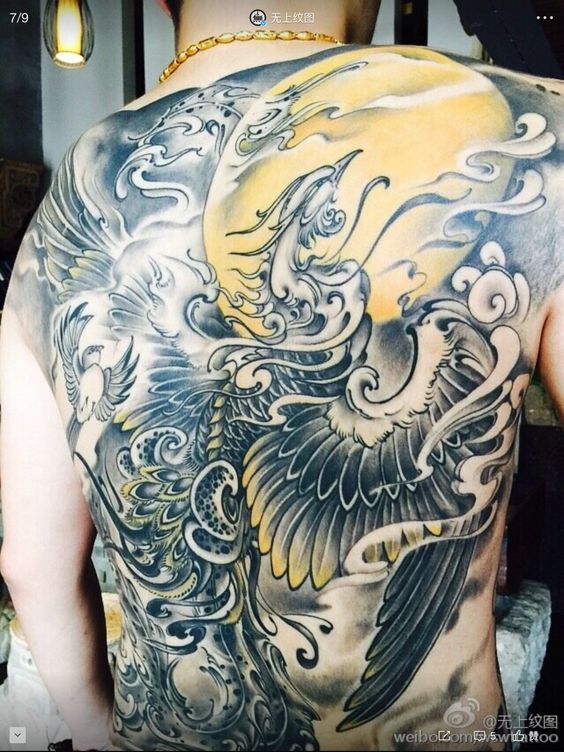 Hình xăm phượng hoàng trên lưng, phong cách blackwork, chi tiết tinh xảo, độ phân giải HD.