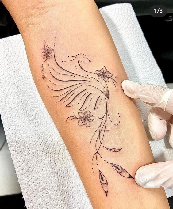 Hình xăm phượng hoàng phong cách blackwork trên tay, chi tiết tinh tế, ảnh HD.