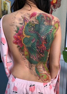 Hình xăm phượng hoàng màu sắc trên lưng, phong cách màu nước, độ chi tiết cao, ảnh HD.
