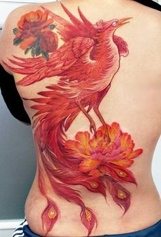 Hình xăm phượng hoàng màu nước trên lưng, chi tiết sắc nét, phong cách rực rỡ, độ phân giải HD.