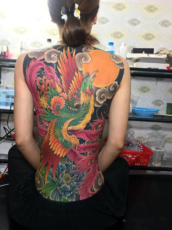 Hình xăm phượng hoàng kín lưng, phong cách màu sắc cổ điển, chi tiết sắc nét, ảnh HD.