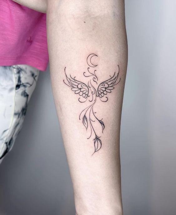 Hình xăm phượng hoàng cách điệu trên bắp tay, phong cách blackwork tinh tế, ảnh HD.