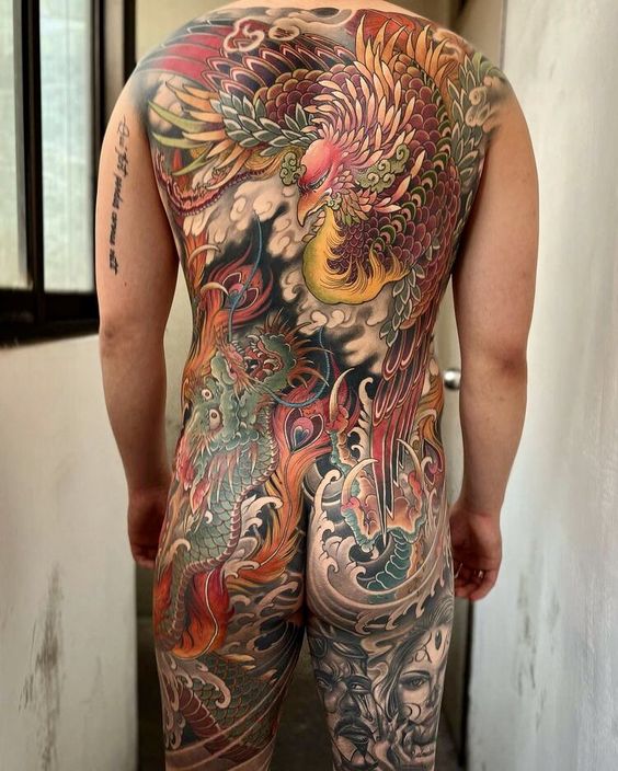Hình xăm phượng hoàng và rồng trên lưng, phong cách màu sắc chi tiết, độ phân giải HD.