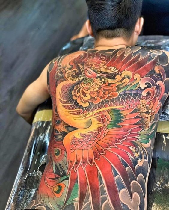 Hình xăm phượng hoàng màu sắc trên lưng, phong cách cổ điển, chi tiết cao, ảnh HD.