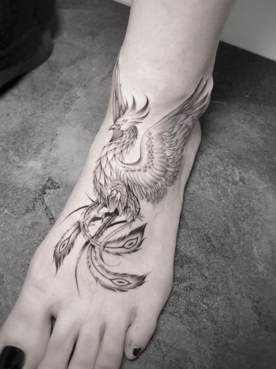 Hình xăm phượng hoàng trên bàn chân, phong cách blackwork chi tiết, ảnh độ phân giải cao.