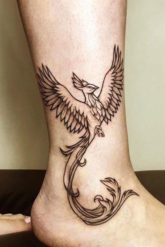 Hình xăm phượng hoàng trên cổ chân, phong cách blackwork, chi tiết rõ nét, độ phân giải HD.