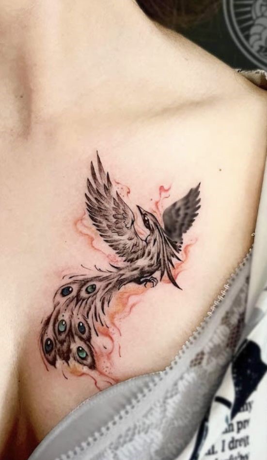 Hình xăm chim phượng hoàng trên vai, phong cách blackwork với chi tiết màu nước, độ phân giải HD.