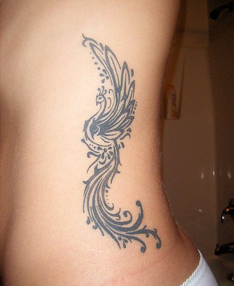 Hình xăm phượng hoàng phong cách blackwork trên hông, chi tiết tinh xảo, độ phân giải HD.
