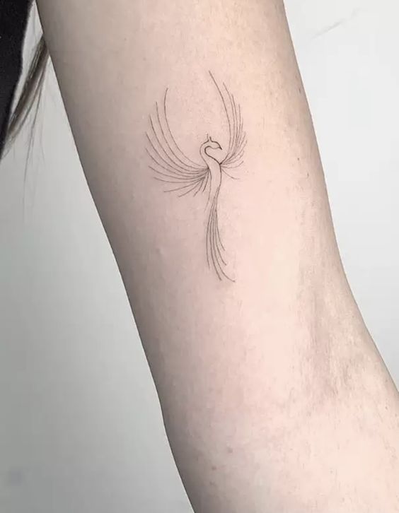 Hình xăm chim phượng tối giản trên cánh tay, phong cách blackwork, chi tiết tinh tế, ảnh độ phân giải HD.