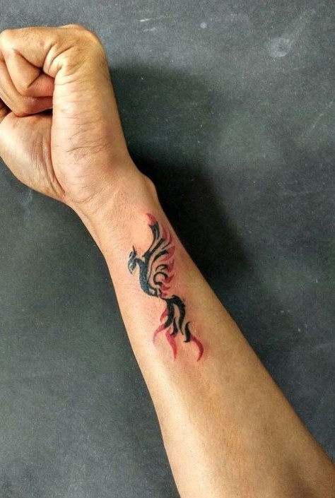 Hình xăm phượng hoàng mini trên cánh tay, phong cách blackwork, chi tiết rõ nét, ảnh HD.